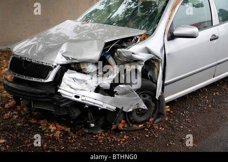 graue Schaden Auto im freien Stockfoto
