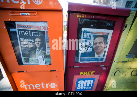 Schlagzeilen von Metro und ANBITTEN frei New York Zeitungen berichten auf den Sieg von NYS Attorney General Andrew M. Cuomo Gouverneur Stockfoto