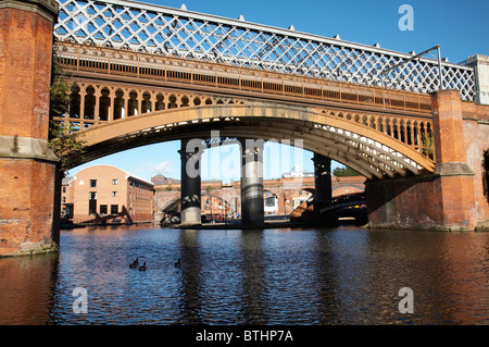 YHA mit Eisenbahnbrücke in Castlefield UK Stockfoto