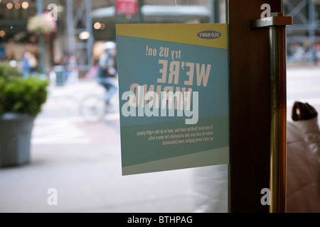 Ein Schild im Fenster des Old Navy Bekleidungsgeschäft in New York gibt bekannt, dass die Kette bei der Einstellung Stockfoto