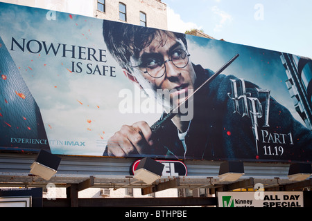 Eine Plakatwerbung des neuen Harry Potter Films, "Harry Potter und die Heiligtümer des Todes", gesehen auf in New York Stockfoto