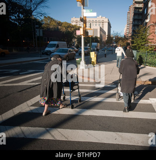 Ältere Frauen überqueren Sie die Straße im New Yorker Stadtteil Chelsea auf Montag, 1. November 2010. (© Richard B. Levine) Stockfoto