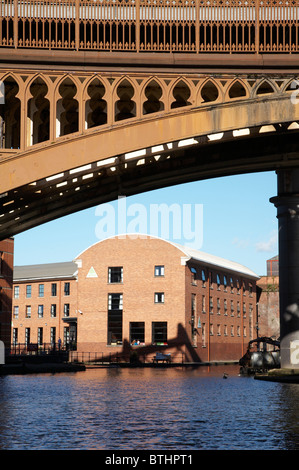 YHA mit Eisenbahnbrücke in Castlefield UK Stockfoto