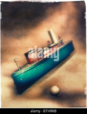 altes hölzernes Spielzeugboot. Polaroid transfer Stockfoto