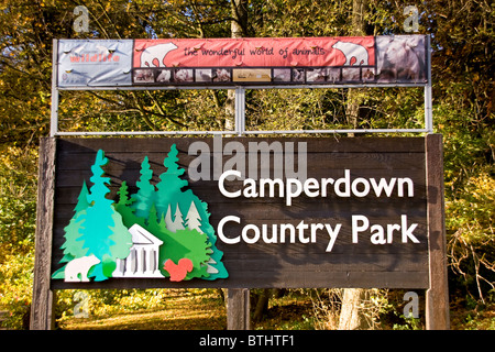 Großes Schild am Haupteingang der Camperdown Land Wildlife Park im Herbst in Dundee, Großbritannien Stockfoto