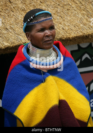 Ndebele Frau in Tracht, Ndelebe kulturelle Dorf Botshabelo, Südafrika. Stockfoto