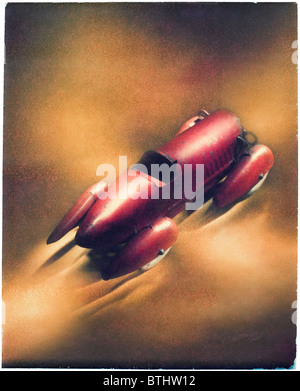 altes Metall rot Spielzeug Polaroid Transfer mit dem Auto racing Stockfoto