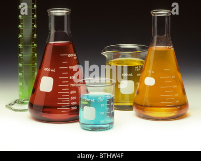 Wissenschaftliche Glaswaren mit farbigen Flüssigkeiten auf einem abgestuften Hintergrund gefüllt Stockfoto