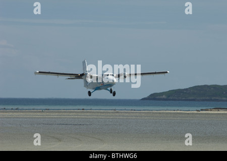 Eine Twin Otter Flugzeug startet vom Shellstrand Strand von Barra Airstrip, äußeren Hebriden, Schottland.  SCO 6675 Stockfoto