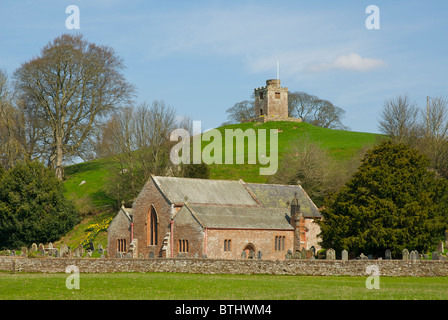 St. Oswald Kirche- und freistehende Glockenturm auf Hügel - Kirkoswald, Eden Valley, Cumbria, England UK Stockfoto