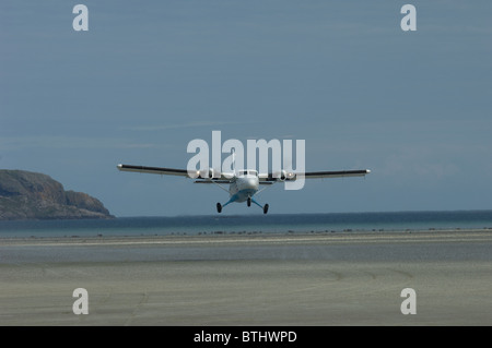 Eine Twin Otter Flugzeug startet vom Shellstrand Strand von Barra Airstrip, äußeren Hebriden, Schottland. SCO 6677 Stockfoto