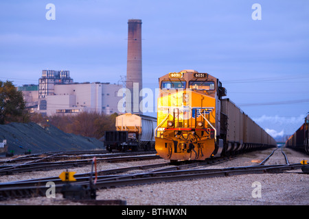 Eine Union Pacific Kohlezug wartet in der späten Nachmittagssonne vor dumping seine Ladung auf das Kraftwerk in Powerton, IL. Stockfoto