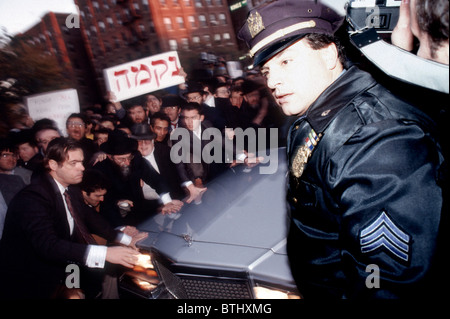 Trauernde zugehen, berühren Sie den Leichenwagen mit dem Leichnam des Rabbi Meir Kahane bei seiner Beerdigung in Brooklyn in New York Stockfoto