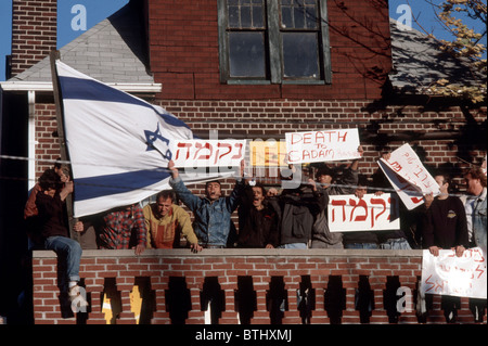 Trauergäste bei der Beerdigung von Rabbi Meir Kahane an den Young Israel von Ocean Parkway in Brooklyn in New York Stockfoto