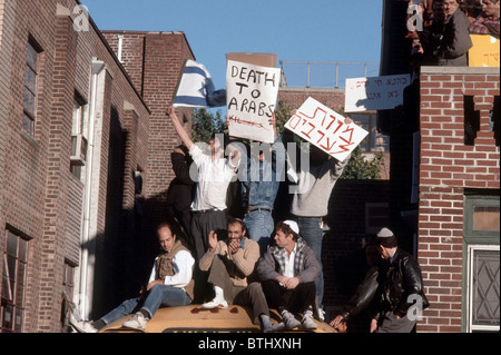 Trauergäste bei der Beerdigung von Rabbi Meir Kahane an den Young Israel von Ocean Parkway in Brooklyn in New York Stockfoto