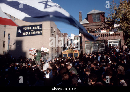 Trauergäste bei der Beerdigung von Rabbi Meir Kahane an den Young Israel von Ocean Parkway in Brooklyn in New York Stockfoto