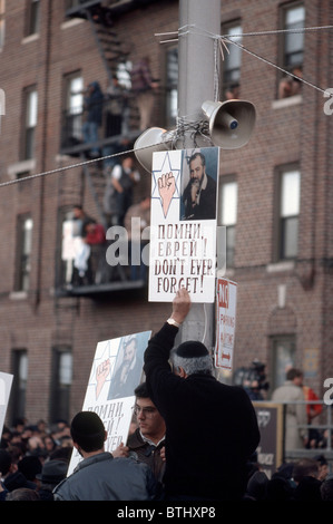 Trauergäste bei der Beerdigung von Rabbi Meir Kahane an den Young Israel von Ocean Parkway in Brooklyn in New York Stockfoto