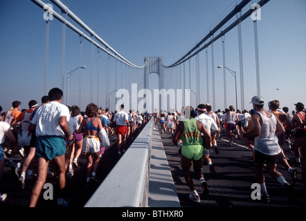 Läufer überqueren die Verazanno-Narrows-Brücke zum Jahresbeginn der NYC-Marathon im Jahr 1992. (© Frances M. Roberts) Stockfoto