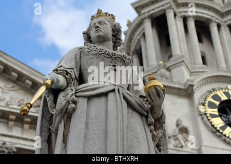 Statue von Königin Anne außerhalb St. Pauls Cathedral, City of London, England, UK. Francis Bird Bildhauer (1667-1731). Stockfoto