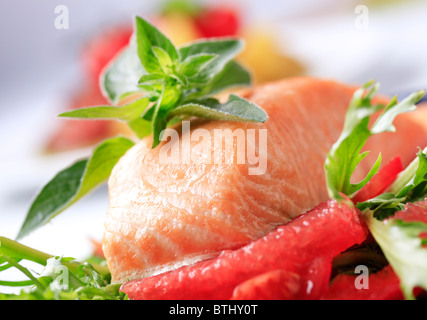 Gebratenes Lachsfilet auf ein Nest von grünen Salat mit grapefruit Stockfoto