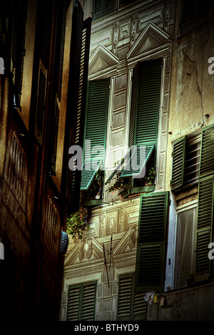 Ein gemaltes Haus in einer der engen Gassen der alten Stadt von Genua bei Nacht Stockfoto