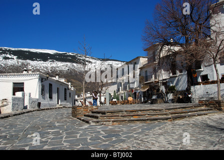 Straße mit Schnee bedeckt Berge nach hinten, Capileira, Las Alpujarras, Provinz Granada, Andalusien, Südspanien, Westeuropa. Stockfoto