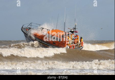 RNLI-Rettungsboot servieren bei Cromer Norfolk. Raue See, Aktion erschossen, zeigt Rettungsboot arbeiten hart unter harten Bedingungen Stockfoto