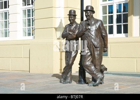 Statue von Stan Laurel und Oliver Hardy, außerhalb Krönungssaal, Ulverston, Cumbria, England UK Stockfoto