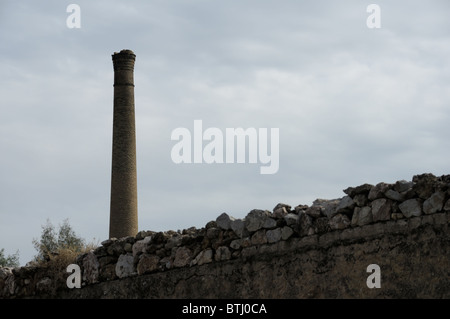 Stein Wand und gemauerten Schornstein einer alten Fabrik. Industriearchitektur. Stockfoto