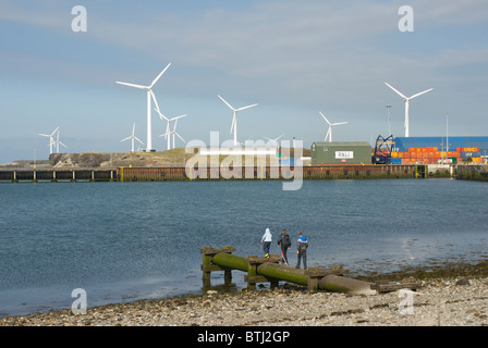 Windkraftanlagen mit Blick auf den Hafen von Workington, West Cumbria, England UK Stockfoto