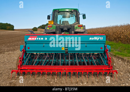 John Deere Traktor mit Sulky Master 3 Drillmaschine - Frankreich. Stockfoto