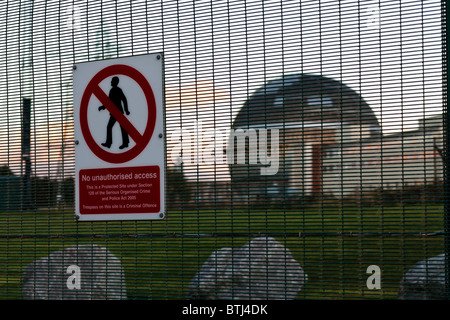 Sicherheitszaun um den redundanten Kernreaktor und die Wiederaufbereitungsanlage in Sellafield (Schwerpunkt auf Zaun und Schild) Stockfoto