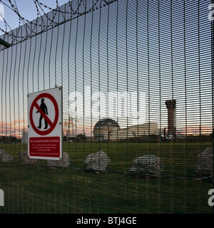 Sicherheit Zaun um die redundante Kernreaktor & Wiederaufbereitungsanlage Sellafield. (Schwerpunkt Zaun & Zeichen) Stockfoto