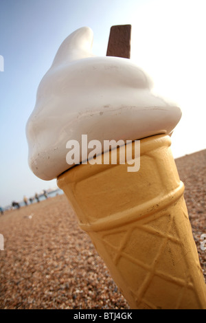 Ein Riesen fake Eistüte auf Brighton beach Stockfoto