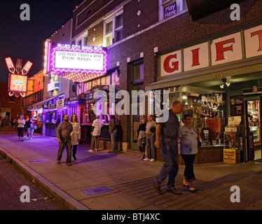 Die berühmte Beale Street in der Innenstadt von Memphis, Tennessee, USA an einem Freitagabend. Stockfoto