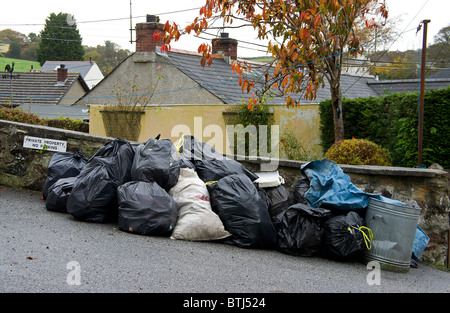 Hausmüll auf die am Straßenrand warten darauf, vom Gemeinderat gesammelt werden sich weigern, Abteilung, Cornwall, uk Stockfoto