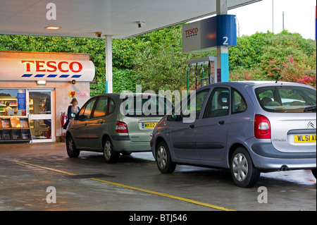 Autos warten für Treibstoff an der Tankstelle ein Tesco, uk Stockfoto