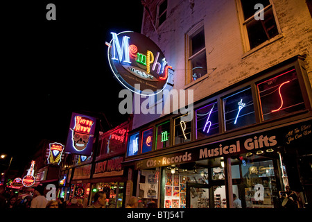 Ein Abschnitt der berühmten Beale Street in der Innenstadt von Memphis-Tennessee, USA an einem Freitagabend. Stockfoto