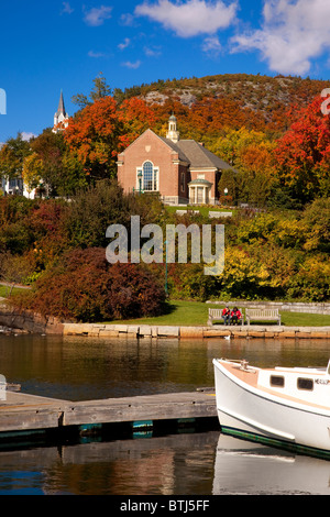 Camden-Bibliothek im Herbst mit Blick auf den Hafen, Camden Maine USA Stockfoto