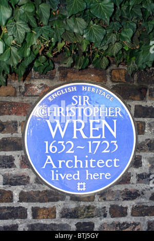 Sir Christopher Wren lebte in diesem Haus in der Nähe von Hampton Court Brücke über den Fluss Themse England UK. Stockfoto