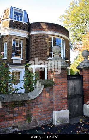 Michael Faraday lebte in diesem Haus in der Nähe von Hampton Court Brücke über den Fluss Themse England UK. Stockfoto