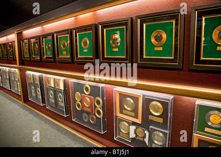 Die Halle des Goldes in den Trophäen-Gebäude in Elvis Presleys Haus, Graceland, Gold und Platin-Platten und andere Auszeichnungen anzeigen. Stockfoto