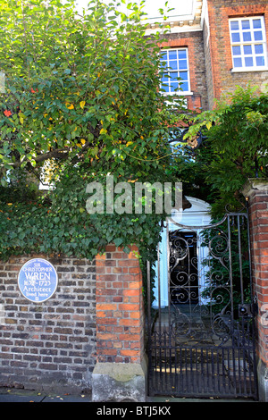 Sir Christopher Wren lebte in diesem Haus in der Nähe von Hampton Court Brücke über den Fluss Themse England UK. Stockfoto