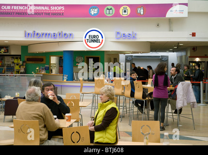 Menschen warten auf ihren Zug durch den Eurotunnel (Kanaltunnel); England-Terminal, Eurotunnel, Folkestone UK Stockfoto