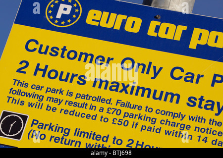 Schild Warnung vor hohen Geldstrafen verhängt von einem privaten Parkplatz-Management-Gesellschaft auf die Benutzer von einem Lidl-Parkplatz in UK Stockfoto