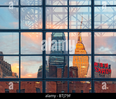 Reflexionen Closeup des Empire State Building, New Yorker Hotel, näherte Gebäuden, in Windows, bunte Dämmerung 11. Ave W 35 St NYC Stockfoto