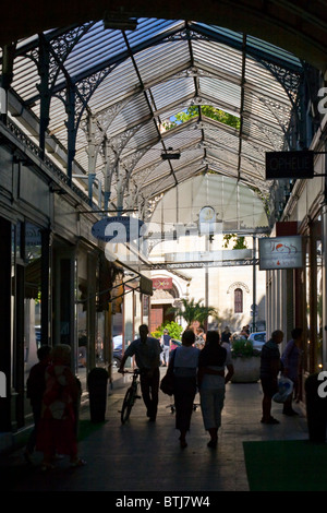 Touristen, die auf der ganzen "Giboin Passage" in Vichy (Frankreich) (Shopper Shopper). Stockfoto