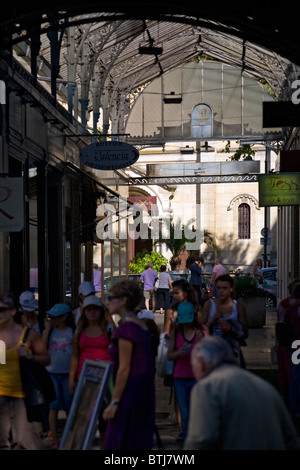 Touristen, die auf der ganzen "Giboin Passage" in Vichy (Frankreich) (Shopper Shopper). Stockfoto