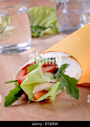 Wickeln Sie Sandwich mit Hühnerfleisch und Gemüse Stockfoto