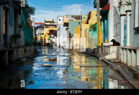 Bunte indische Straßenbild nach dem Regen in der Stadt Puttaparthi, Andhra Pradesh, Indien Stockfoto